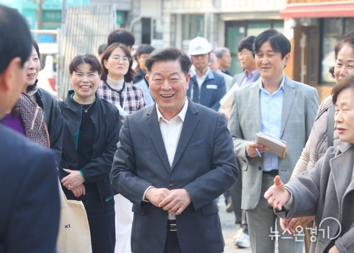 박승원 광명시장이 31일 '제64회 생생소통현장'으로 철산10·11단지 재건축 현장을 방문해 시민의 이야기를 경청하고 있다.