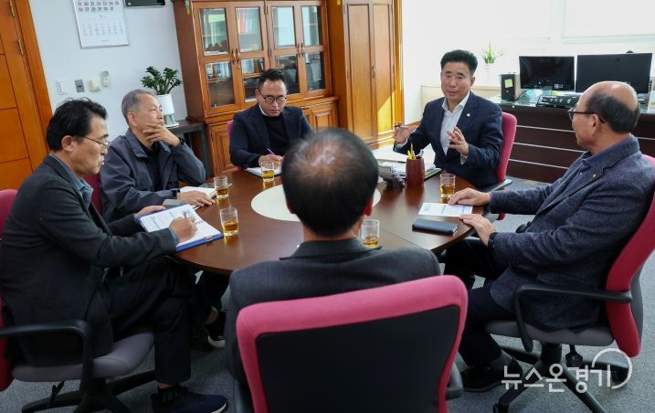 오산시의회 성길용 부의장, 생활폐기물 수집·운반 대행업체 대표들과 간담회
