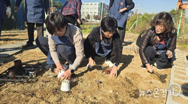 손바닥정원단과 시민들이 고색동 양묘장에서 제7회 수원 정원의 날 행사를 기념해 손바닥정원을 조성하고 있다.
