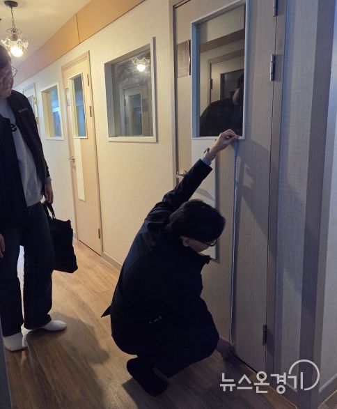 수원특례시, 유관기관 관계자들이 신종·변종 룸카페를 대상으로 합동점검을 진행하고 있다.