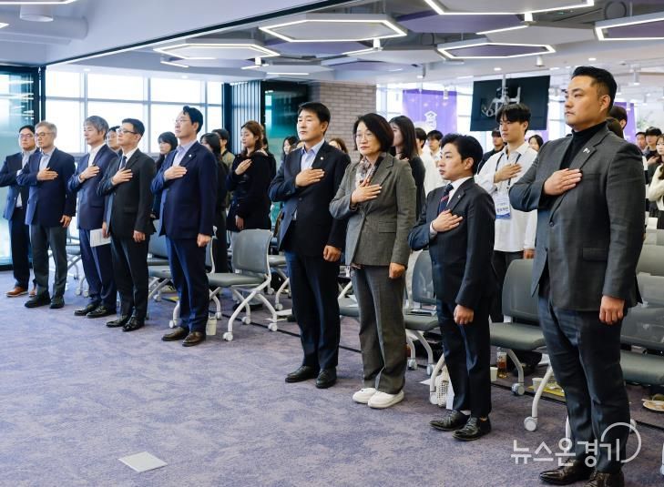 테크노폴 수료회 참석 시의원 국민의례 모습