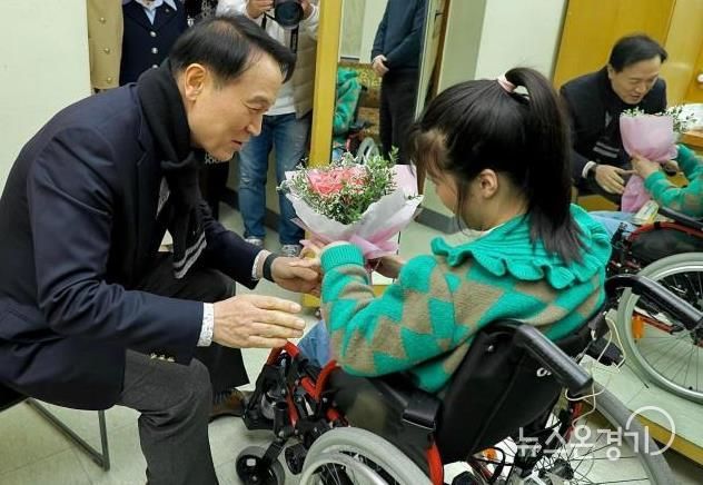 경기도교육청 장애인식개선 창작뮤지컬 ‘위리’ 출연 장애학생을 격려하는 임태희 교육감 사진