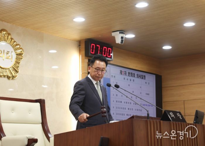 제259회 제2차 정례회 제1차 본회의에서 의사봉 타봉하는 강정구 의장