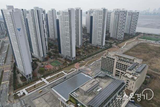 서울대 시흥캠퍼스(우측)와 아파트 사이 부지에 조성된 배곧 도시숲 전경