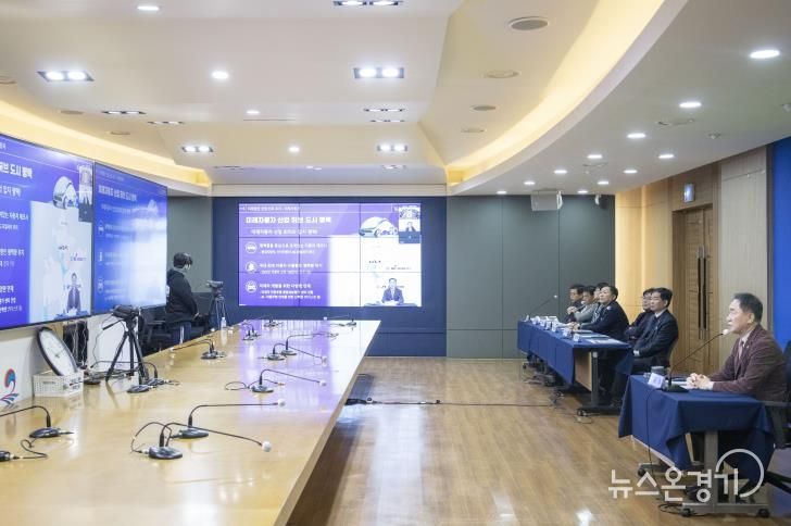 KAIST 전체 학과장 회의에 원격으로 참석한 정장선 시장이 평택시 주요 현안을 설명하고 있다.