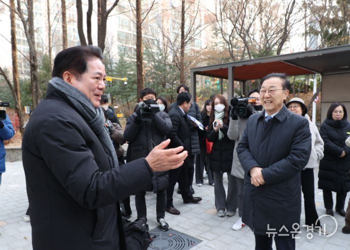 최대호 안양시장(왼쪽)과 김윤덕 국토부장관(오른쪽)이 3일 오전 10시 선도지구를 둘러보며 이야기를 나누고 있다