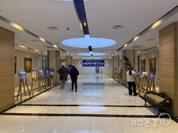 치매가족 작품전시회 ‘힐링에 아트를 더하다’가 열리는 아주대학교 병원 별관 로비.