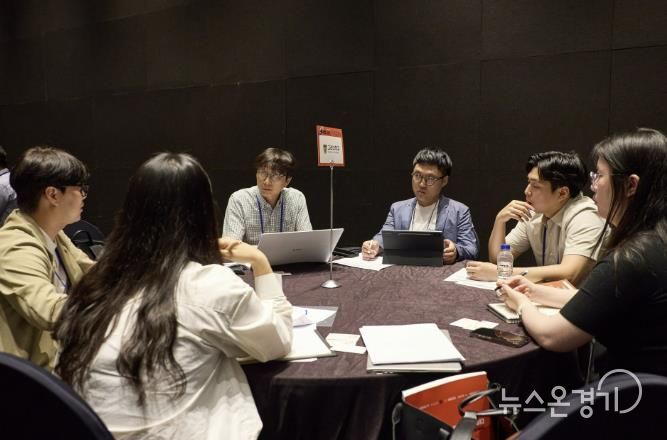 지난 6월 열린 커넥트 데이 행사에서 참여대학 및 기업 관계자들이 기술 이전 상담을 하고 있다