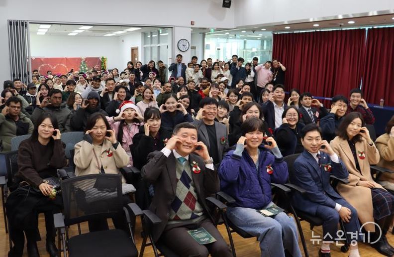 2025년 화성시외국인복지센터 사업보고회 기념 사진