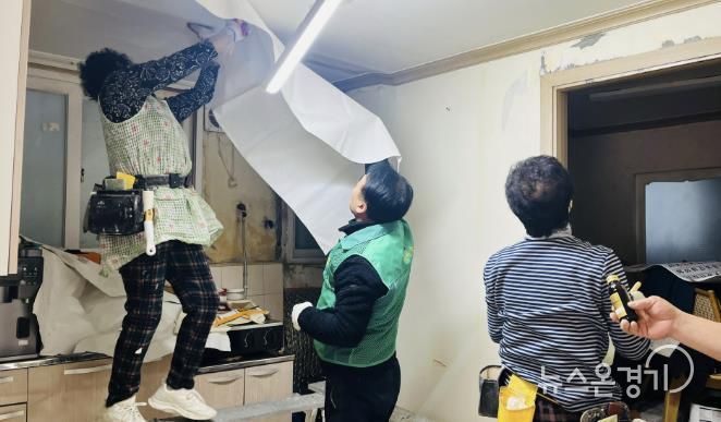 수원시 팔달구 매교동 새마을지도자협의회, 홀몸어르신을 위한 도배장판 지원사업 진행