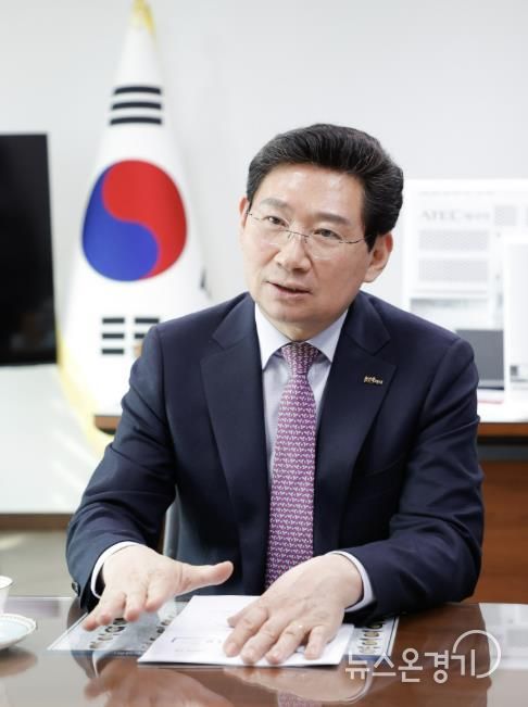 이상일 용인특례시장은 28일 구윤철 경제부총리를 만나 용인시에서 진행되는 초대형 반도체프로젝트와 교통 인프라 구축 사업이 차질없이 진행되도록 정부가 적극 지원해달라고 요청했다