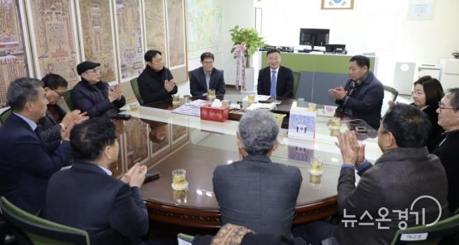 황규돈 신임 수원시 팔달구청장, 동 주민자치회장과 소통으로 하나되다