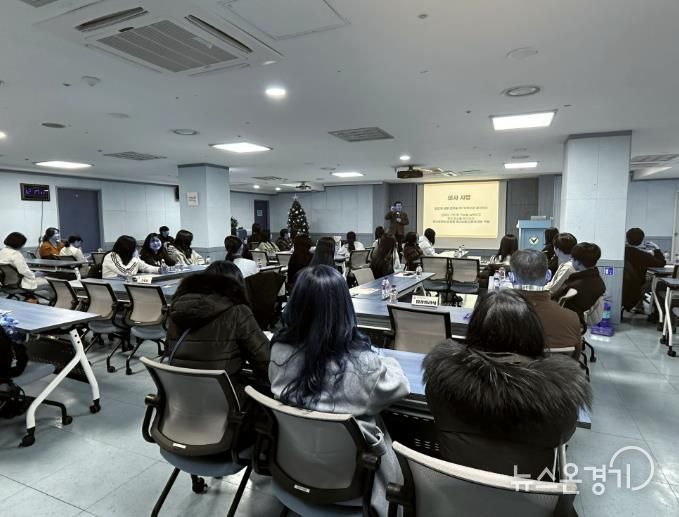 다보스병원 양성범 이사장이 8일 다보스병원에서 의료분야 진로체험에 앞서 학생들을 대상으로 특강을 하고 있다.