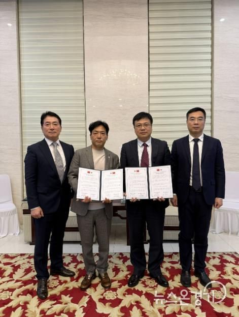 장민기 화성특례시 총괄정무 특별보좌관(왼쪽 두 번째)과 린중린 샤오간시장이 협약서를 들고 있다