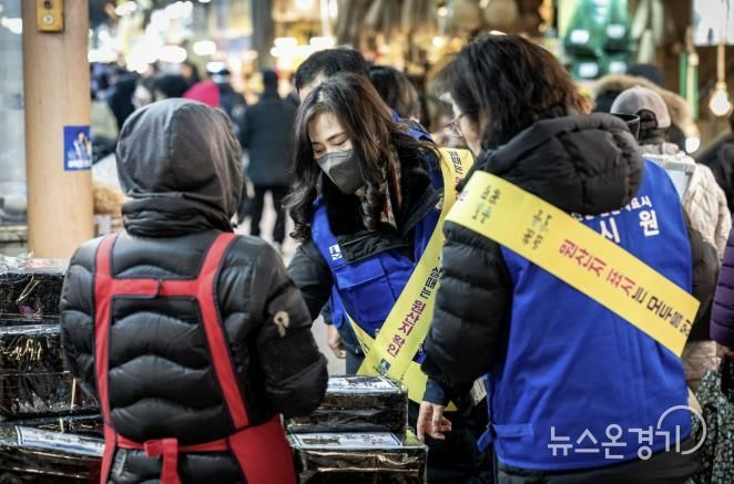 전통시장에서 농·축·수산물 원산지 표시 지도·점검을 하고 있다.