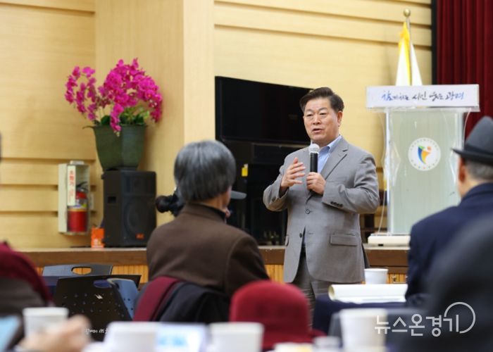 박승원 광명시장이 27일 오후 시청 대회의실에서 열린 '광명역사문화박물관 건립 포럼'에 참석해 인사말을 하고 있다.