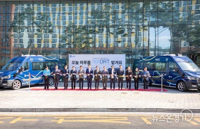 이재준 수원시장(오른쪽 2번째)을 비롯한 개통식 참석자들이 새빛 디알티(DRT)에 시승하고 있다.