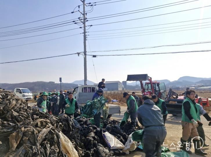 안성시 원곡면 새마을협의회, 영농 폐기물 6톤 수거… 깨끗한 농촌 만들기 앞장