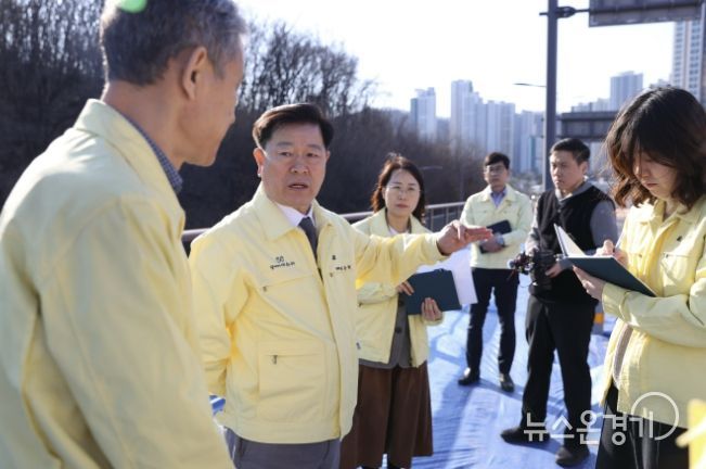박승원 광명시장이 지난 13일 충훈대교를 방문해 안전 관리에 만전을 가해줄 것을 당부하고 있다.