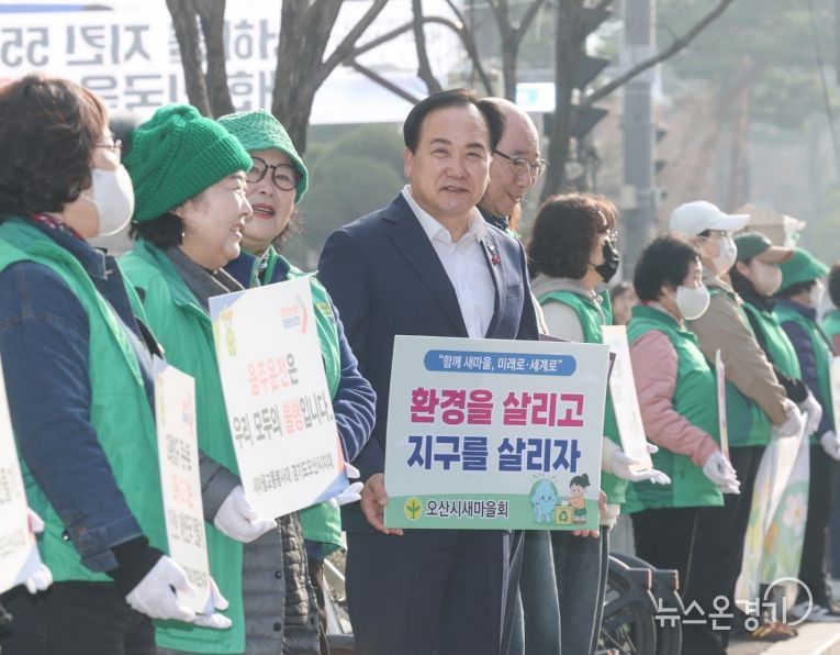 오산시새마을교통봉사대·새마을지도자 오산시 부녀회, 등굣길 교통안전 캠페인 실시