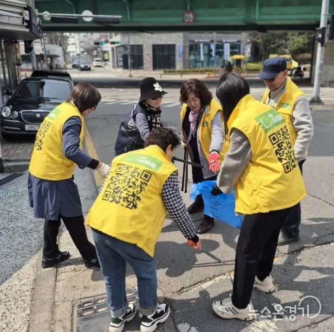 수원시 팔달구 우만2동, '봄바람 타고 싹~ 바뀐 우리동네!'... 새봄맞이 대청소 실시