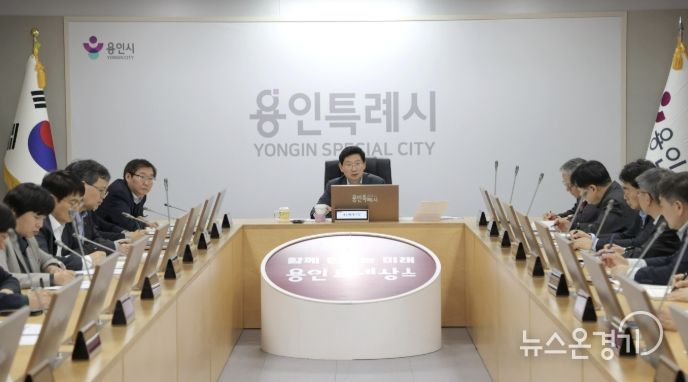 이상일 용인특례시장이 6일 시청 영상회의실에서 열린 간부공무원 회의에서 중동전쟁 장기화에 따른 위기 극복 방안을 논의하고 있다