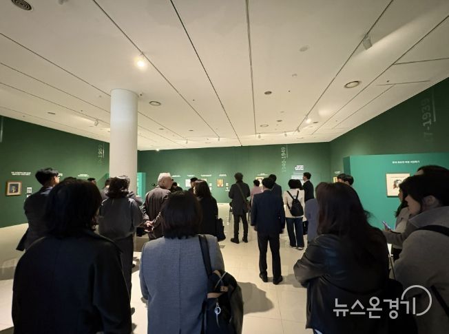 《FACE : 문인 - 시대를 담은 얼굴들》 전시장 관람 사진