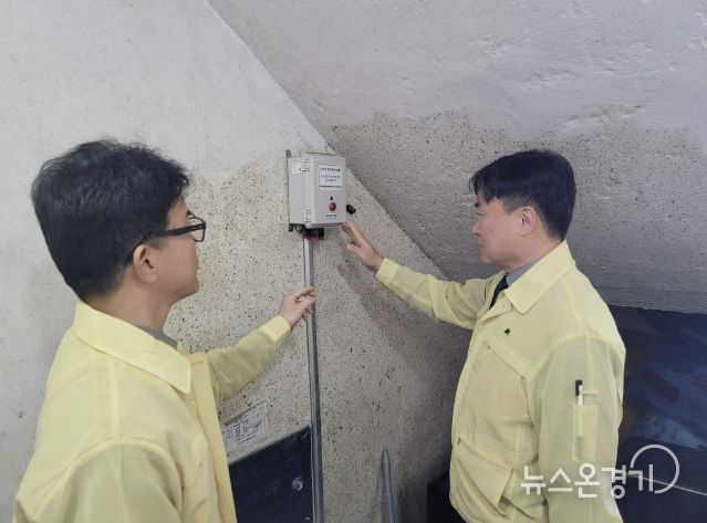 정연송 주택국장 및 건축과 공무원들이 반지하주택 내 침수경보장치 정상 작동 여부를 확인하고 있다