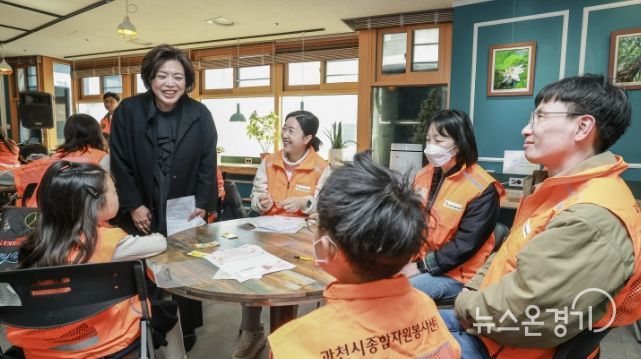 26년 3월 과천시종합자원봉사센터 가족봉사단 발대식에서 시민들과 인사 나누고 있