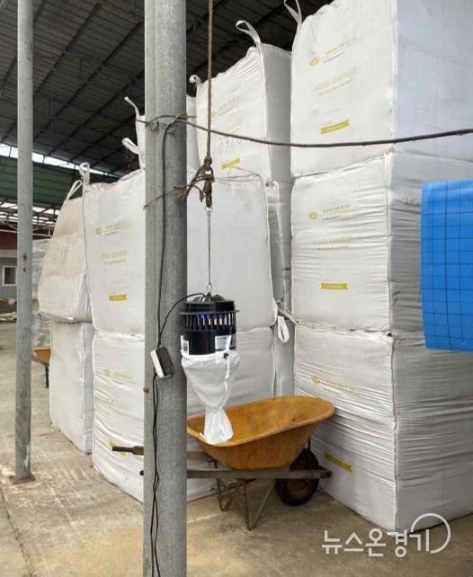 농가에 설치된 곤충 포집기