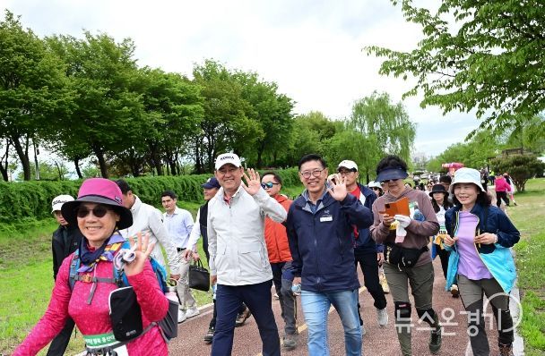 남한강의 봄바람과 싸리산의 정취가 어우러지는