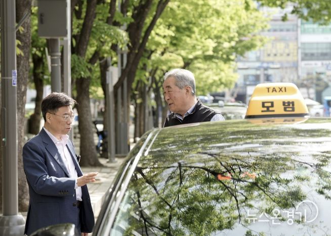 최근 국제유가 상승으로 운수사업자의 유류비 부담이 커진 가운데, 신상진 성남시장이 16일 한 택시 운수종사자와 만나 대화를 나누고 있다