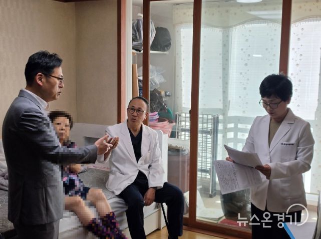 화성특례시 다학제 팀이 어르신 가정을 방문해 통합 돌봄 서비스를 제공하며 건강 상태를 점검하고 있다.